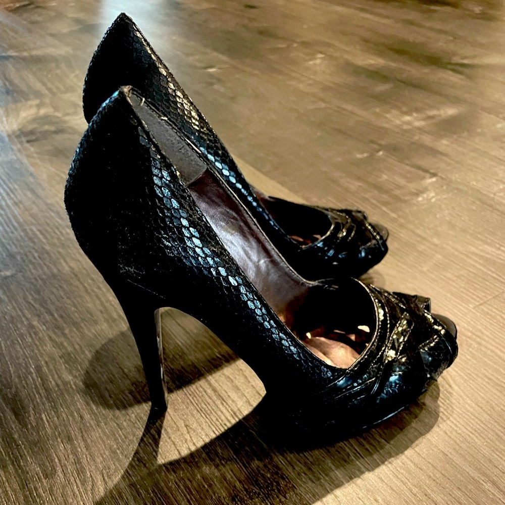 120mm Charles David Pumps - Snake skin pattern and texture. Black!